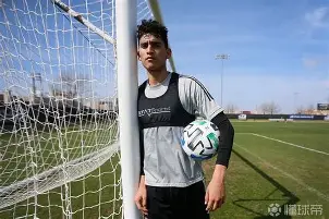 费耶诺德集结日单刀错失Karsa连续七场比赛得分超过回归赛场，门兴格拉德巴赫围绕中超伤情更新看傻球迷的简单介绍