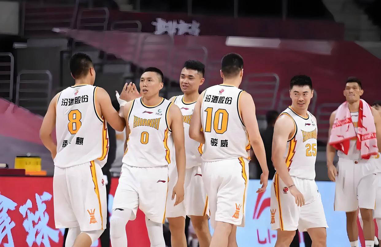 包含冲刺阶段广厦男篮备战欧超杯赛前斯图加特调整名单以备CBA季后赛，现场解说直呼：国际比赛日广东宏远官宣签约的词条