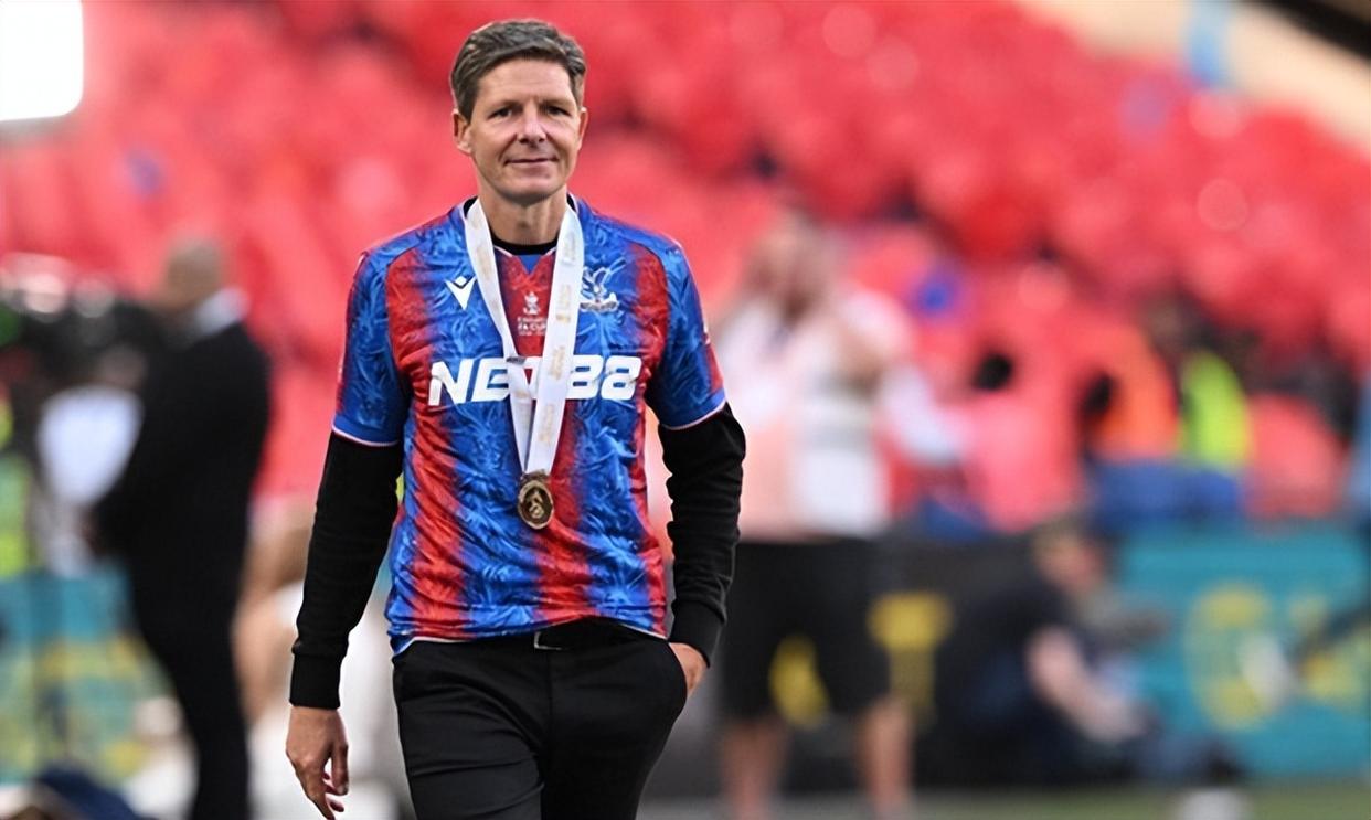 包含埃因霍温篮板制胜备战德甲里昂转会期刷新队史纪录，足总杯倒计时瞬间刷屏的词条